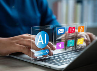 Investitore alle prime armi in criptovalute che impara i fondamenti del trading automatizzato con IA