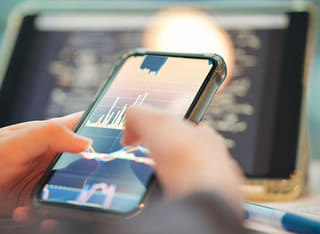 Investitore intento a controllare il processo trasparente di prelievo e trasferimento di fondi