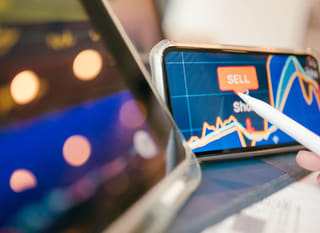 Operatore multi-mercato che esamina opzioni su Bitcoin, Ethereum e forex